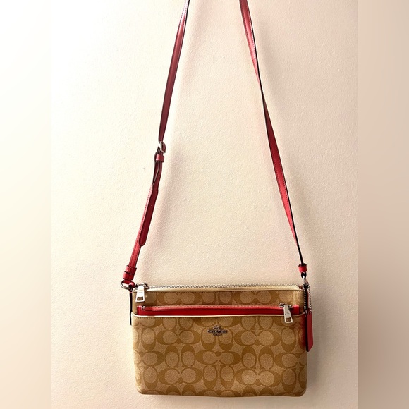 Coach crossbody with removable pink clutch - Picture 2 of 4